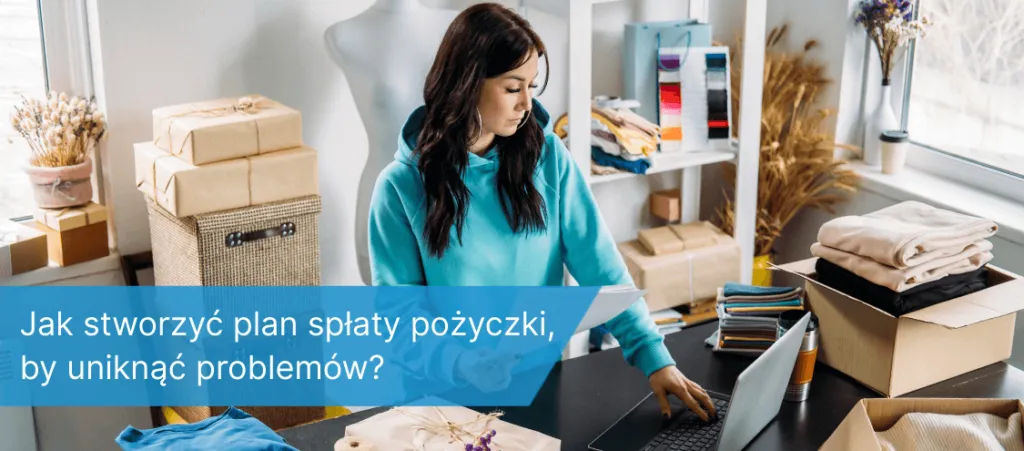Kobieta w niebieskiej bluzie pracuje przy biurku z laptopem w domowym biurze lub pracowni, otoczona paczkami i ubraniami. Na grafice widnieje napis: ‘Jak stworzyć plan spłaty pożyczki, by uniknąć problemów?’